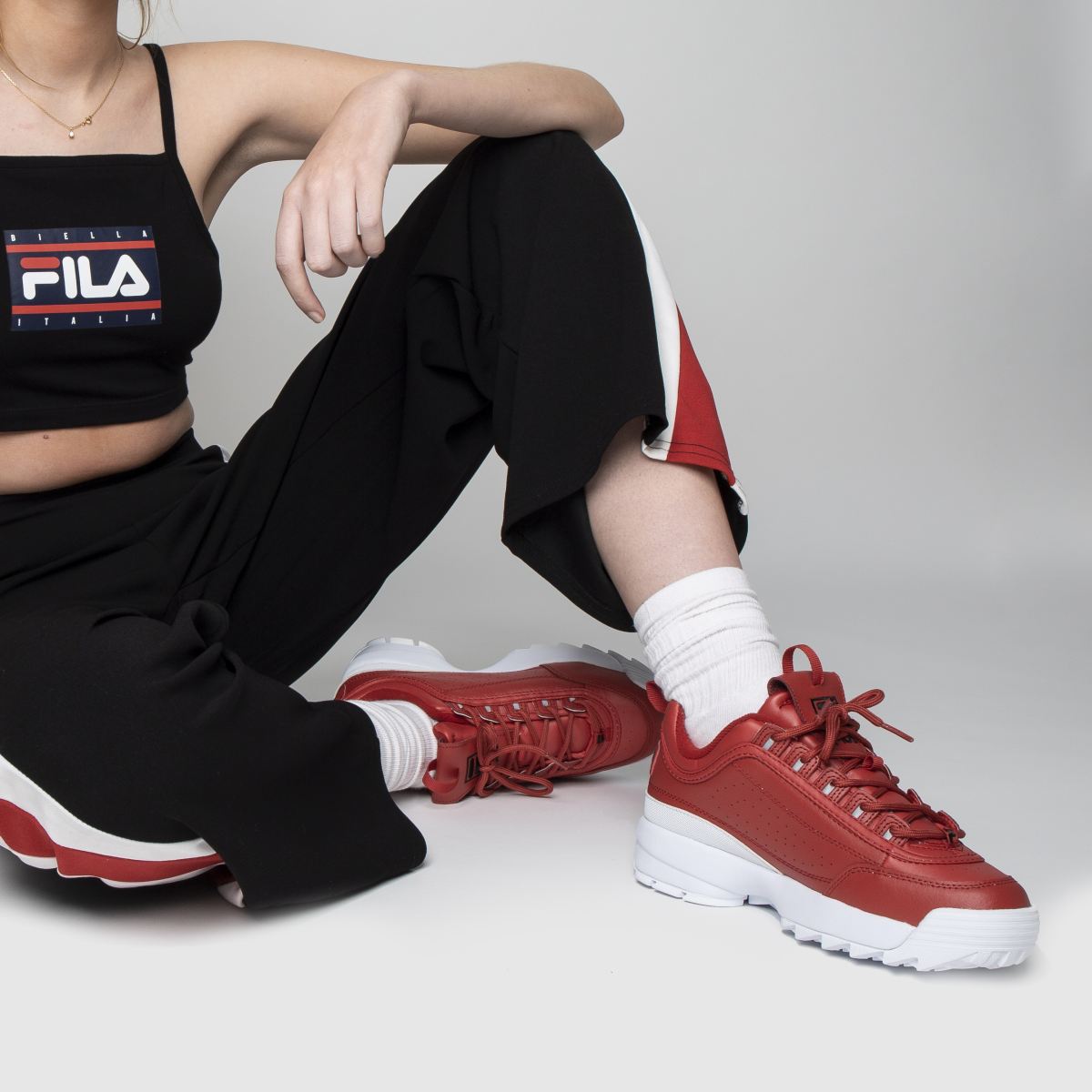 Red fila deals shoes outfit