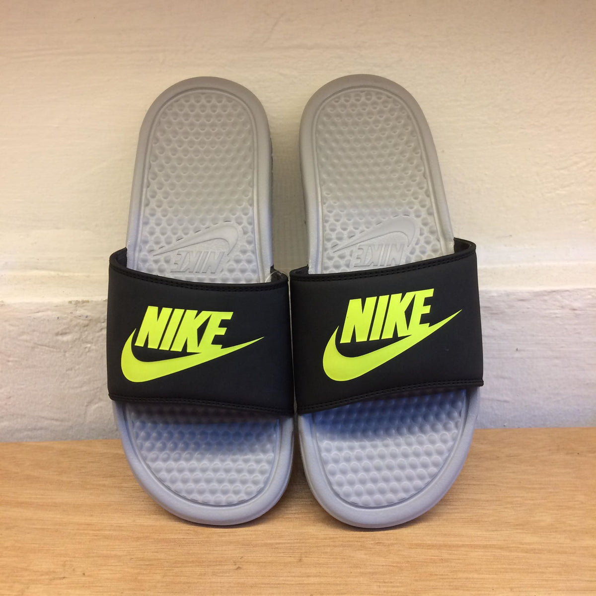Nike benassi volt top