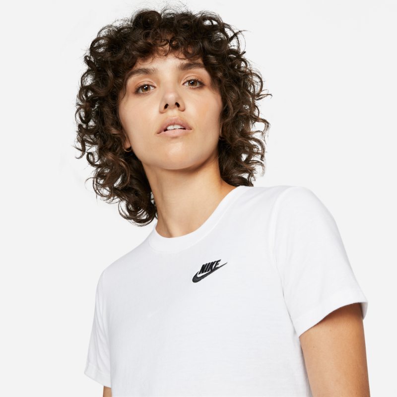 Nike small outlet logo t shirt