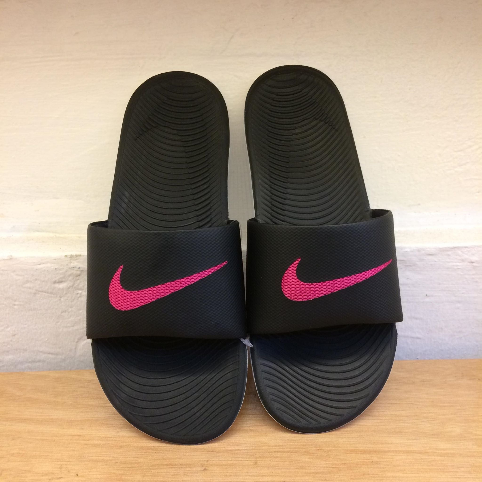 nike kawa slide black vivid pink